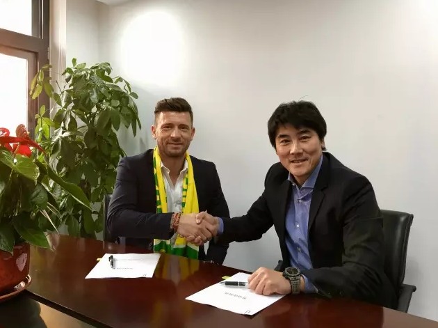 曼城有7个比赛日后占据榜首，时间最长，但他们暂时掉至第四。